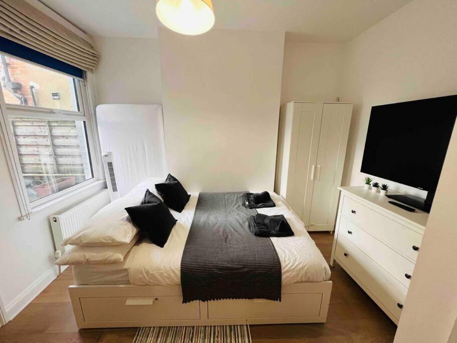 Lovely 2 Bedroom Ground Floor Flat With Garden. Лондон Экстерьер фото