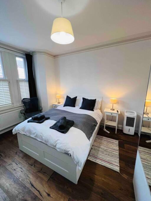 Lovely 2 Bedroom Ground Floor Flat With Garden. Лондон Экстерьер фото