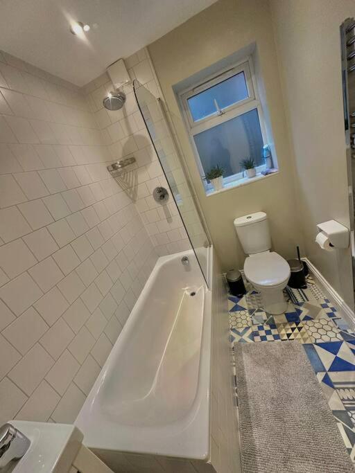 Lovely 2 Bedroom Ground Floor Flat With Garden. Лондон Экстерьер фото