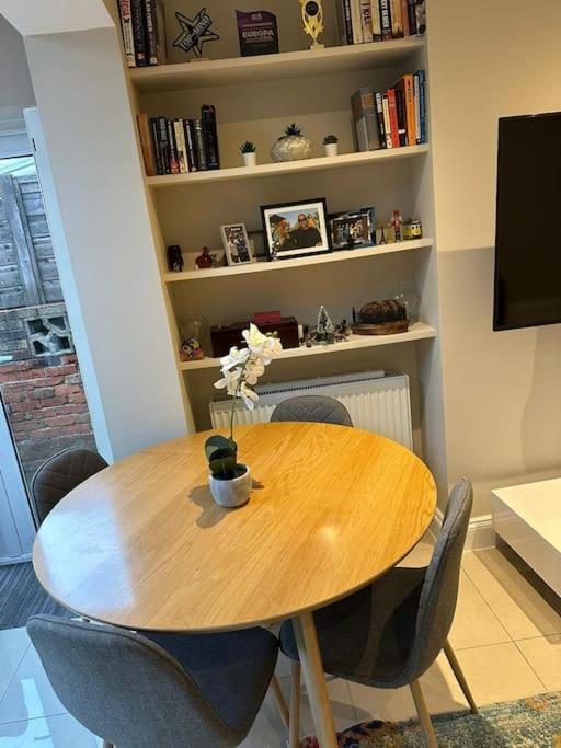 Lovely 2 Bedroom Ground Floor Flat With Garden. Лондон Экстерьер фото
