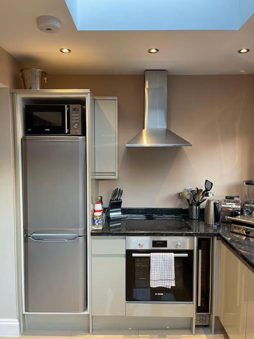 Lovely 2 Bedroom Ground Floor Flat With Garden. Лондон Экстерьер фото