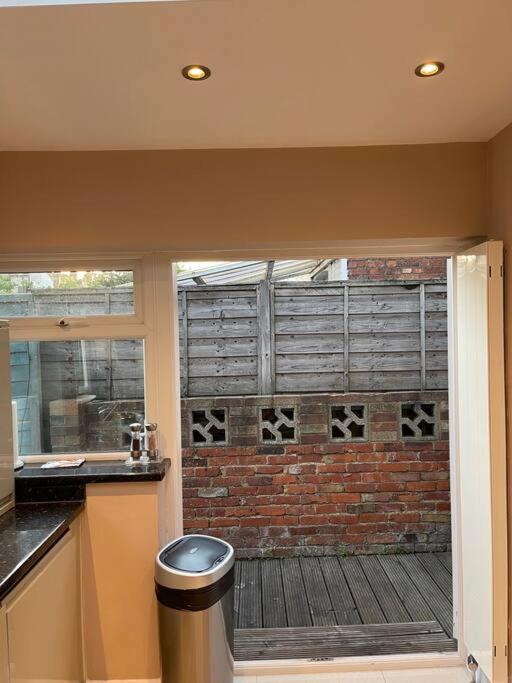 Lovely 2 Bedroom Ground Floor Flat With Garden. Лондон Экстерьер фото