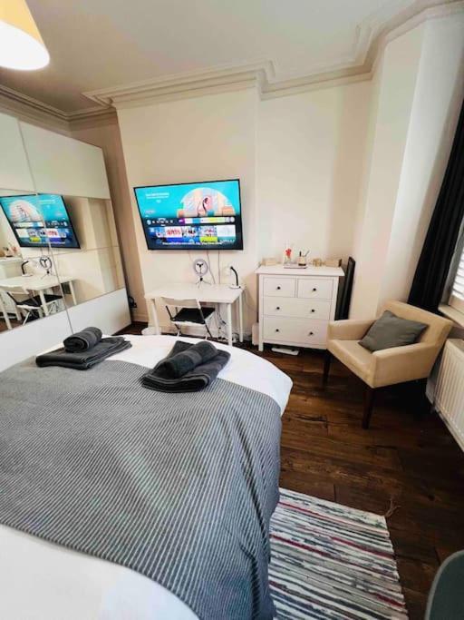 Lovely 2 Bedroom Ground Floor Flat With Garden. Лондон Экстерьер фото